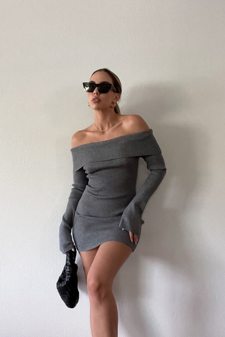 Dame figursyet, off-shoulder strikkjole med lange ærmer Skovae