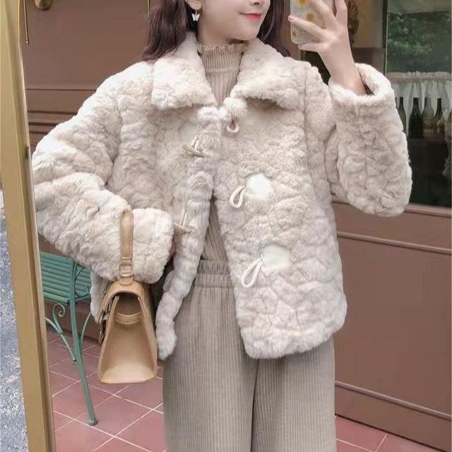 Dames elegant faux fur jakke med stilfuld krave og dekorative knapdetaljer Stilla