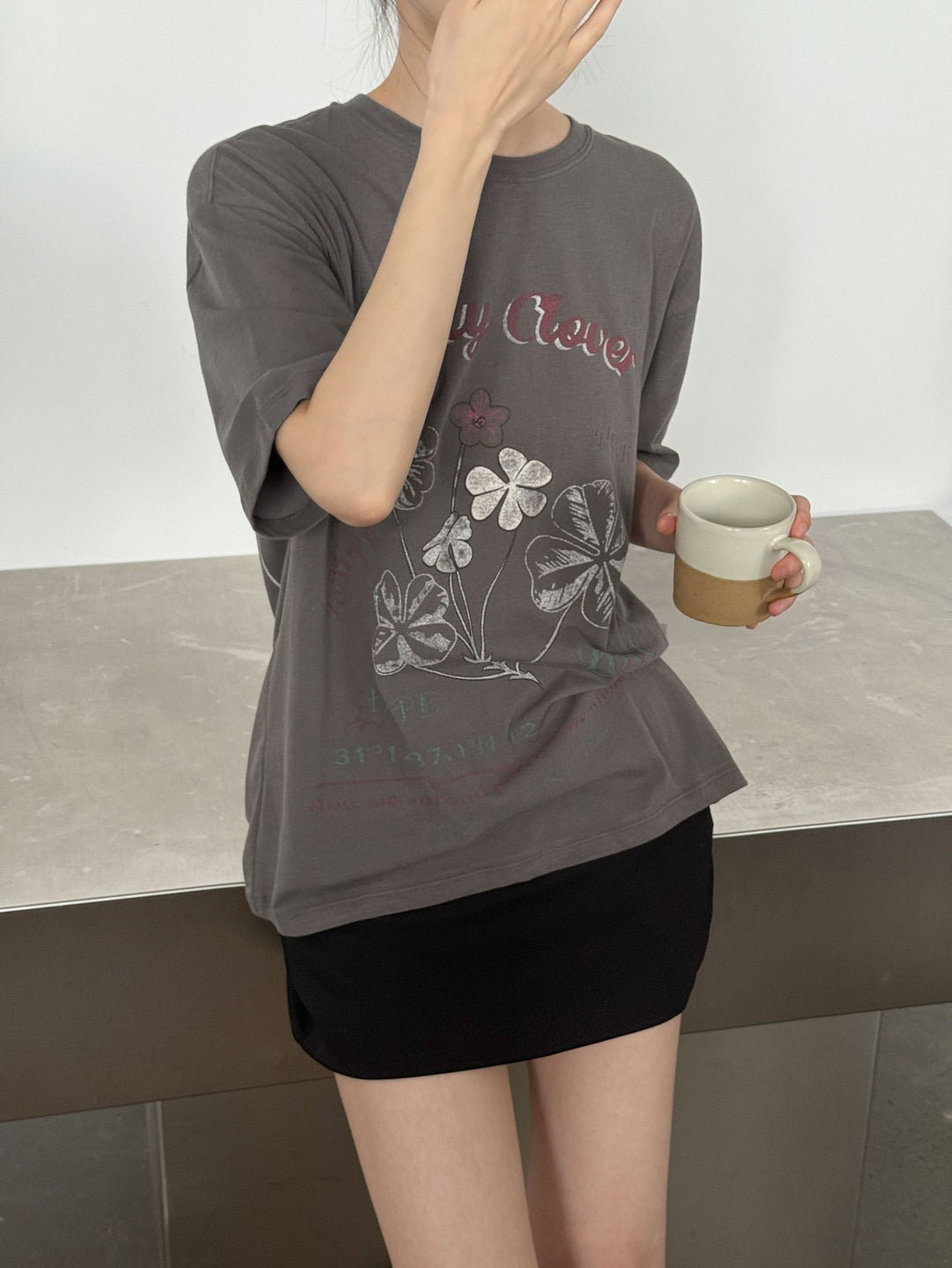 Dame afslappet T-shirt med blomstermotiv og bred skæring Stilla