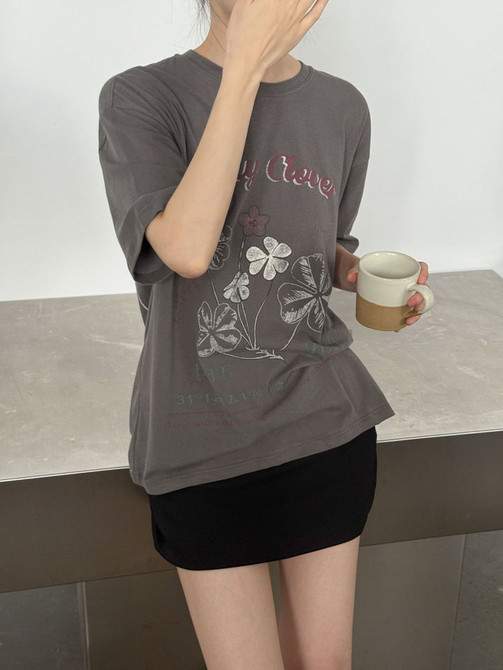 Dame afslappet T-shirt med blomstermotiv og bred skæring Stilla