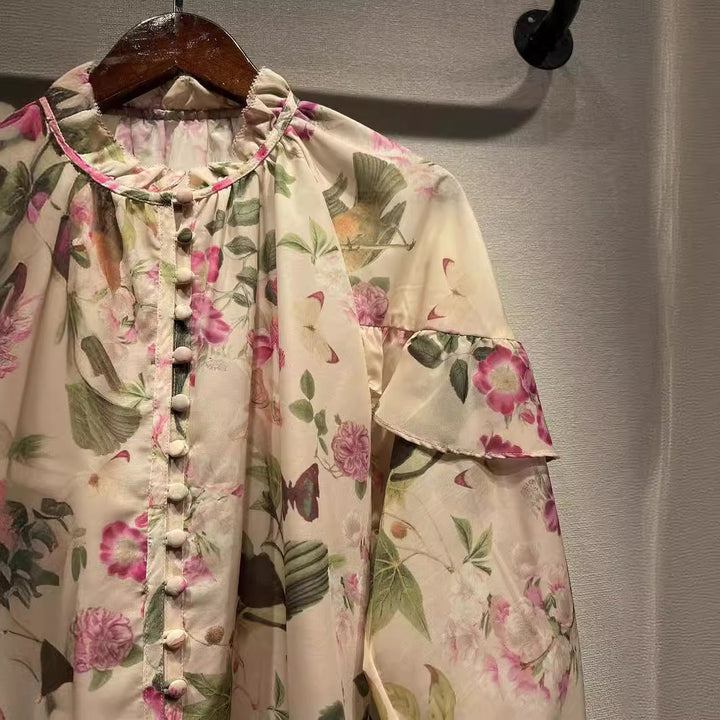 Damebluse med høje flæser og elegante knapdetaljer Stilla