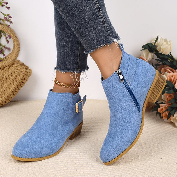 Dame Ankle Boots i blødt ruskind med stilfulde spænder og praktisk lynlås Stilla