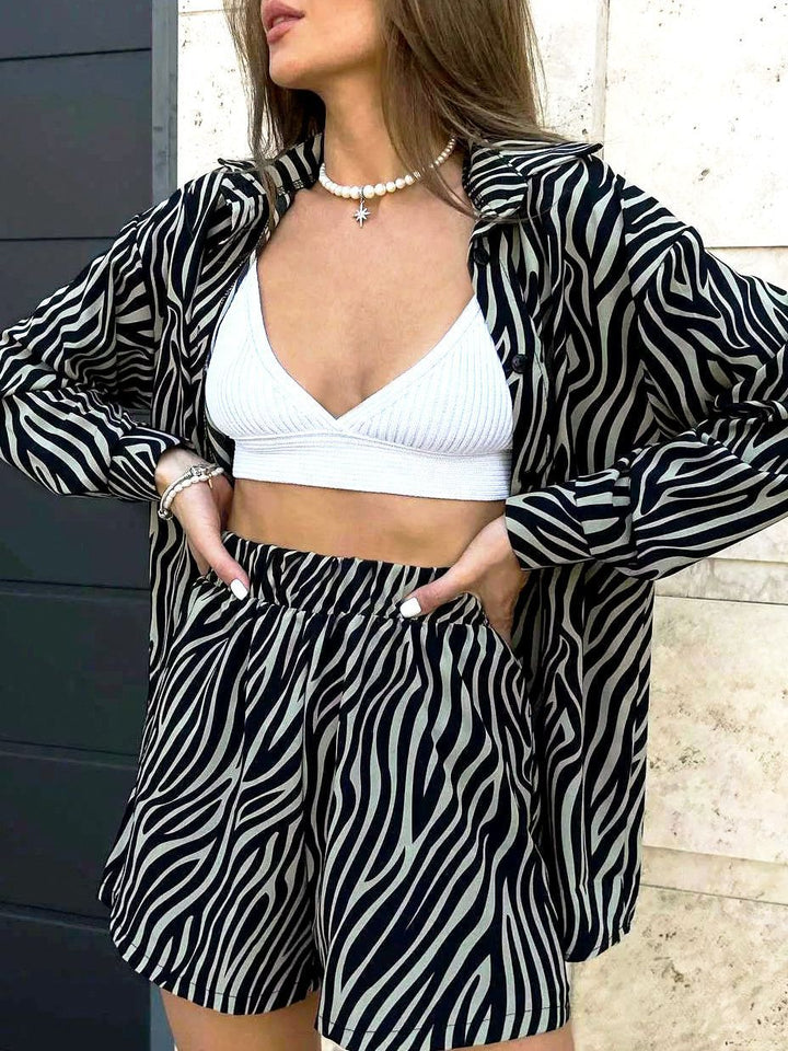 Dame fritidsdragt i moderne zebra-print med løs pasform og elastisk talje Stilla