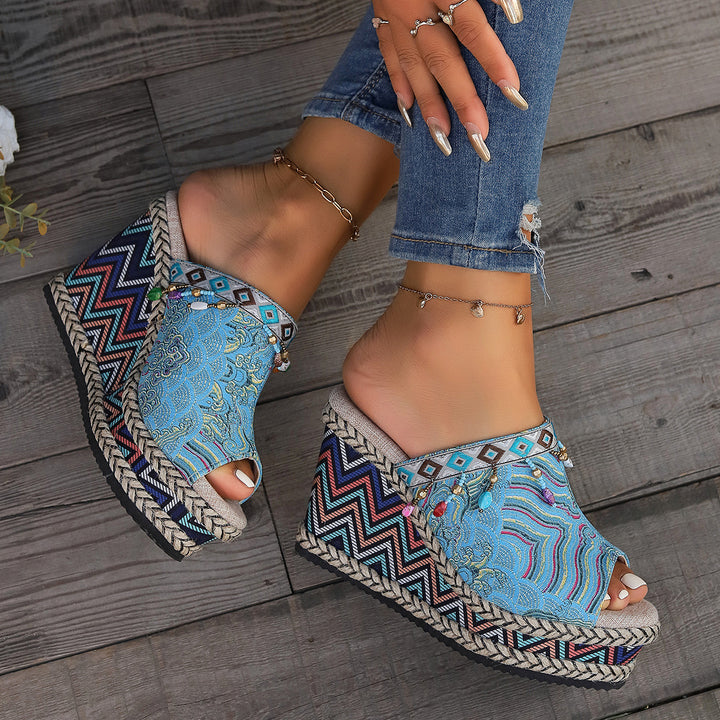 Dame Wedge-sandaler med farverigt etno-design og glitrende accenter Stilla