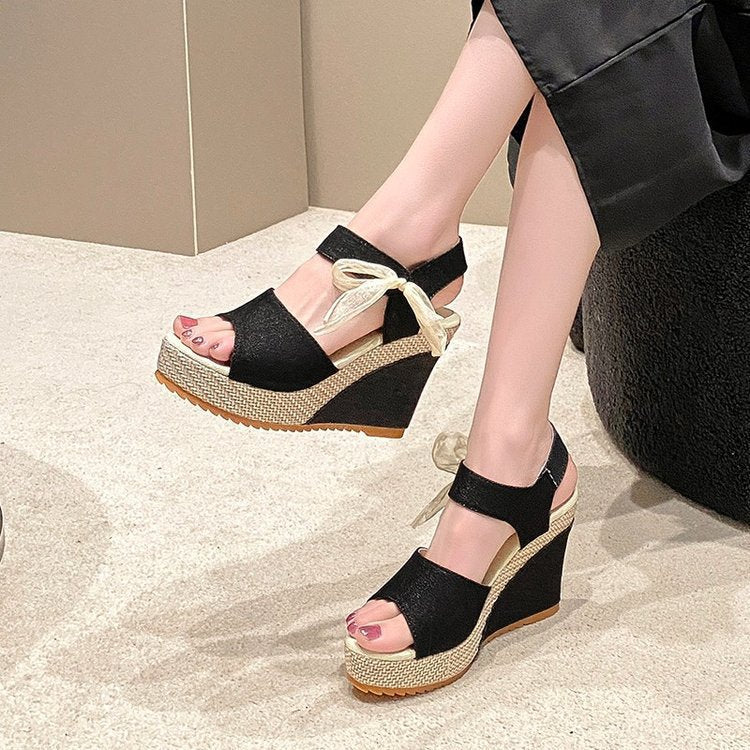 Dame Wedge-sandaler med elegant remdesign og komfortabelt fodseng Stilla