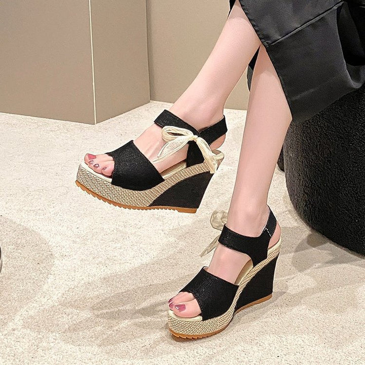 Dame Wedge-sandaler med elegant remdesign og komfortabelt fodseng Stilla