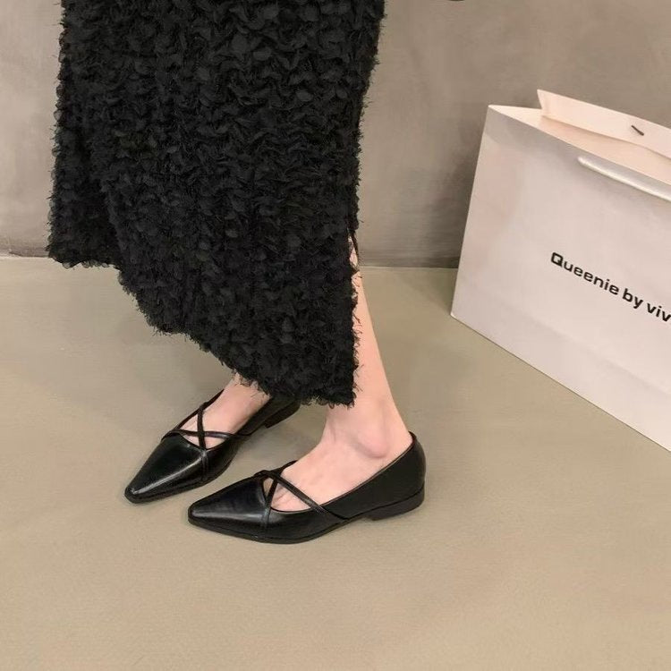 Dame elegante ballerinaer med krydset rem og spidse tåparti Stilla