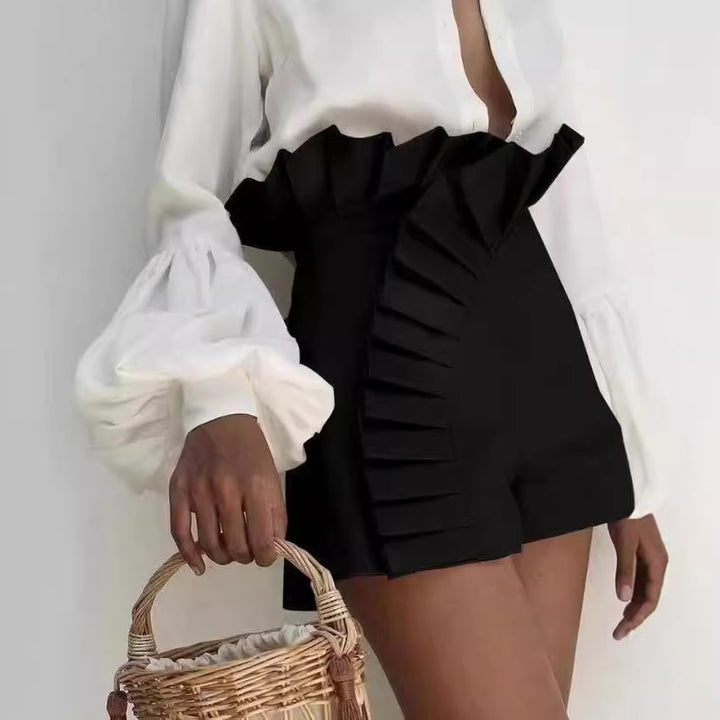 Dame shorts med flæse detaljer og asymmetrisk snit Stilla