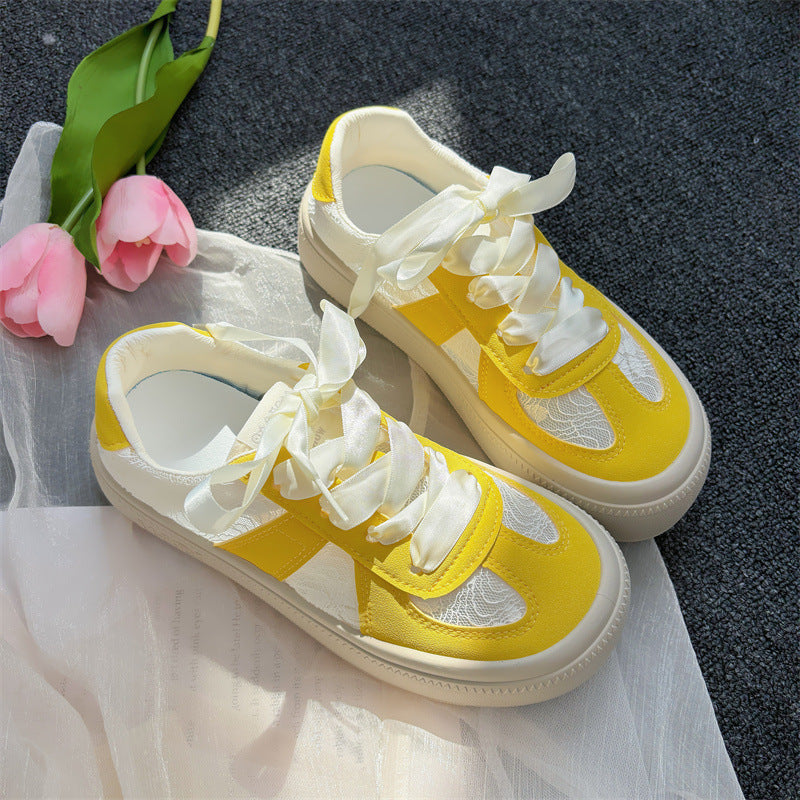 Dame elegante sneakers med skinnende overflade og trendy snøresystem Stilla