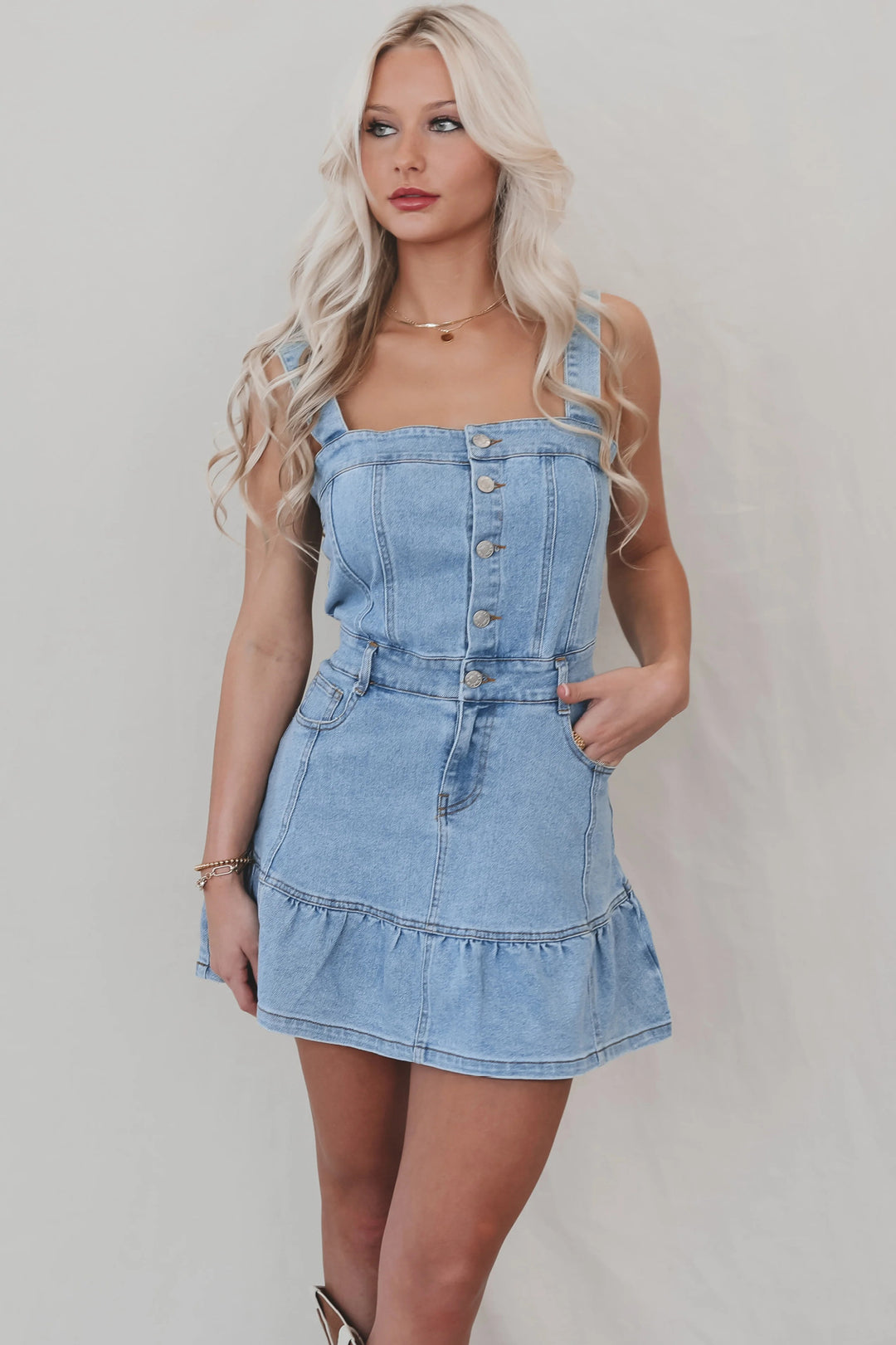 Dame Denim kjole med figursyet snit, knaplåsning og flæsedetaljer Stilla