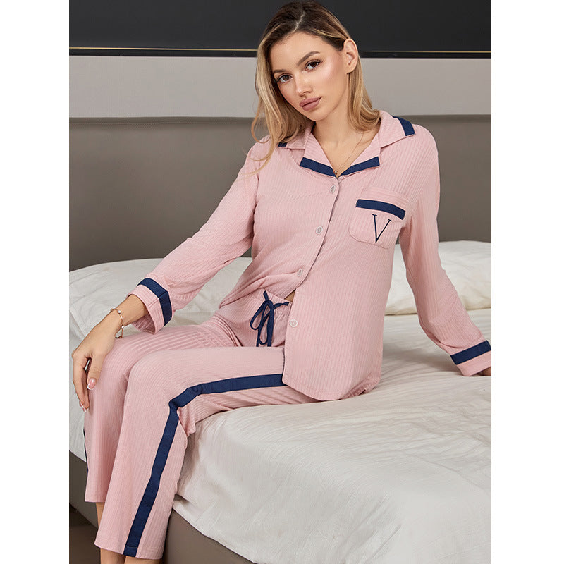 Dame pyjamasæt med moderne stribemønster og fine detaljer Stilla