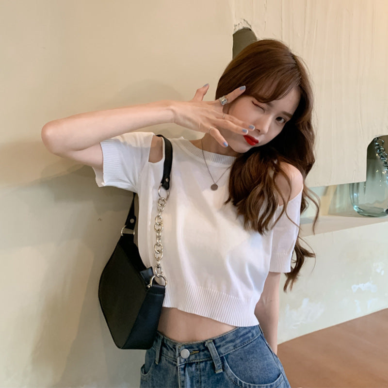 Kvinders cropped top med off-shoulder design og moderne strikkemønster