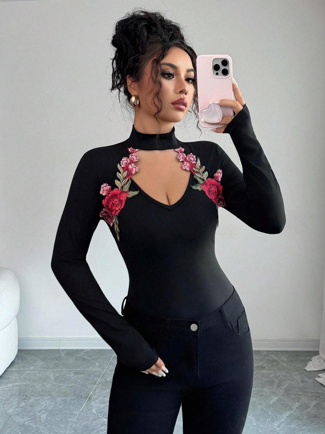 Dame nan taljeret langærmet bodystocking med ståkrave, V-udskæring og blomster broderiapplikation Skovae