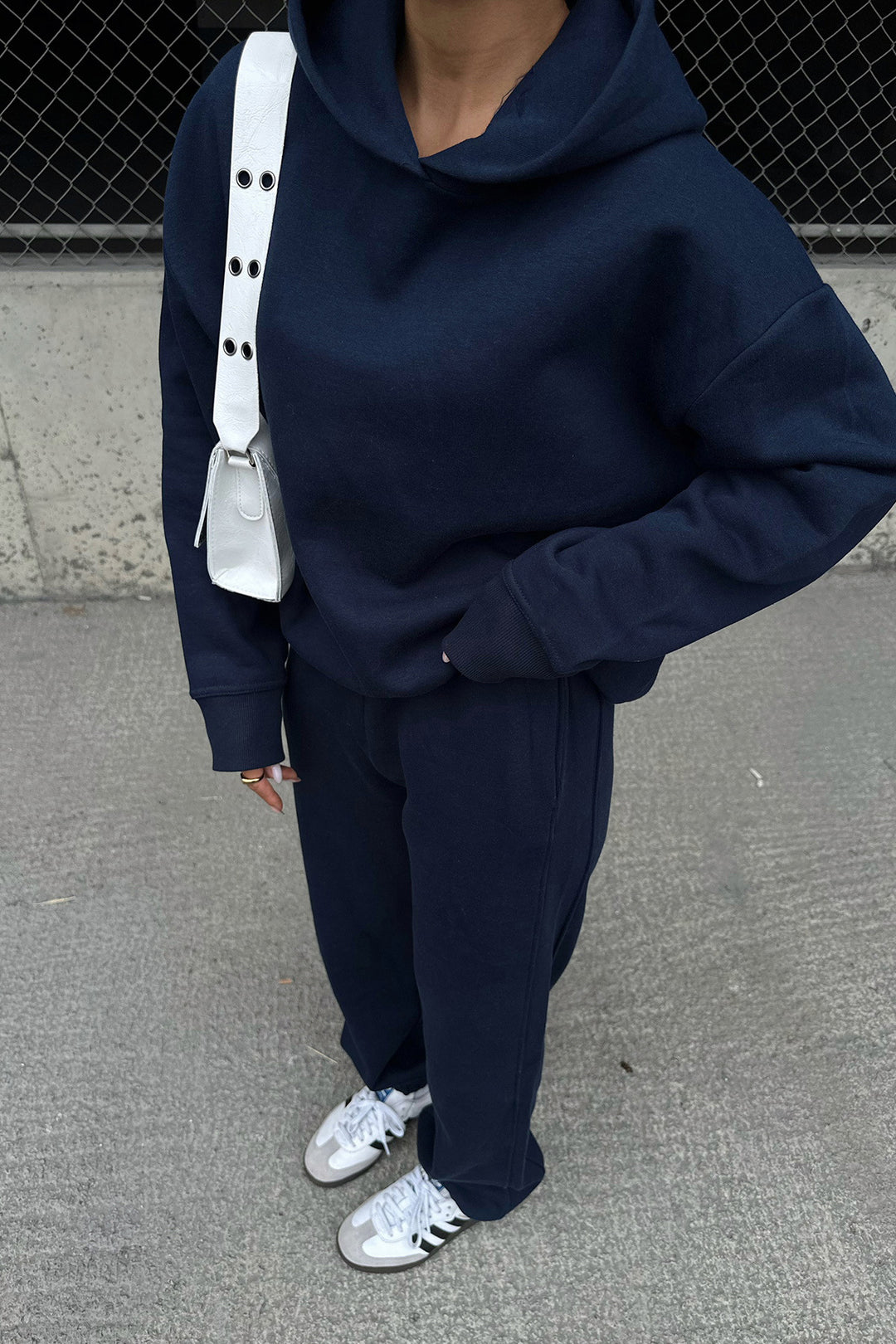 Dame behagelig og stilfuld sport-hoodie-kombination Stilla