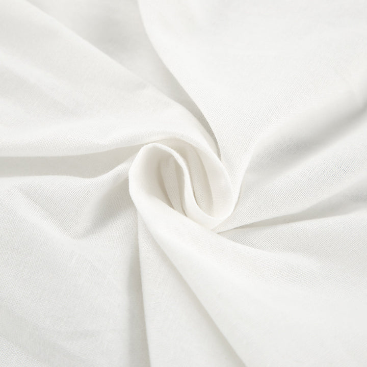 Damebluse med feminine flæsedetaljer og justerbar taljering Stilla