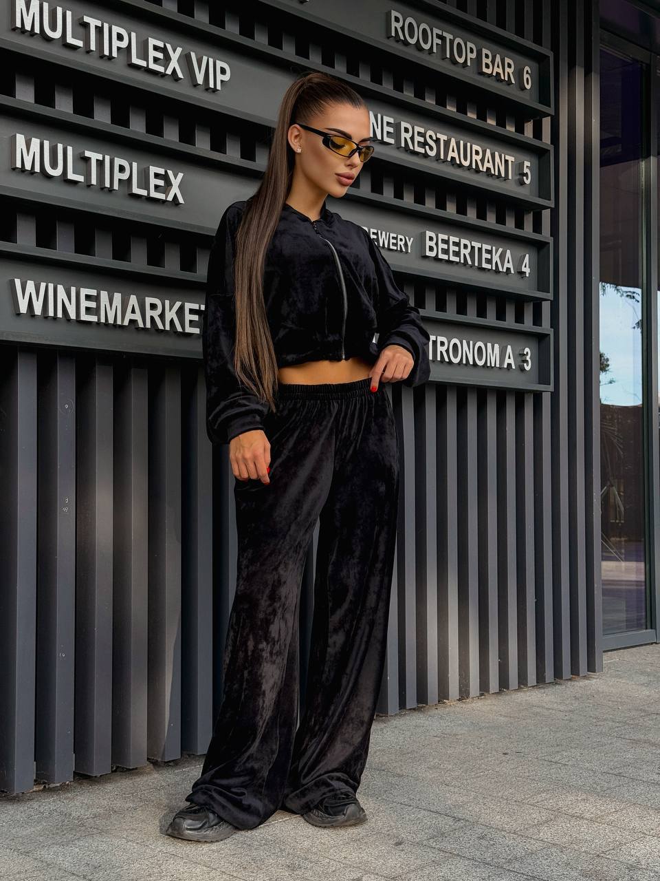 Kvindernes sporty loungewear jakke med lynlås og trendy bredskårne bukser Skovae