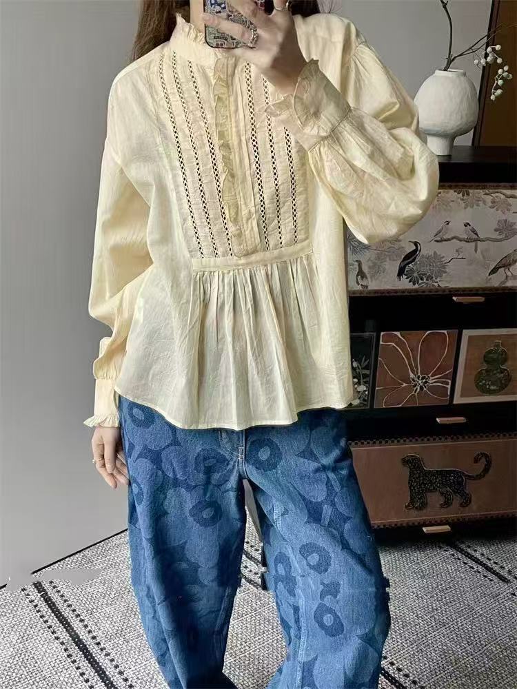 Damebluse med fine volants detaljer og elegante broderier Stilla