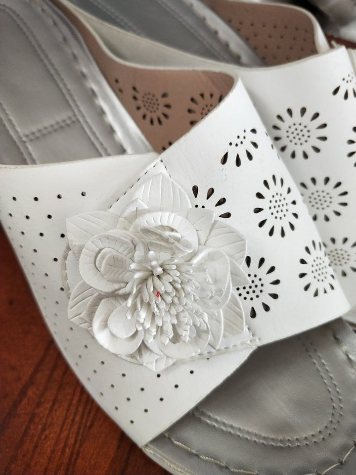 Dame komfortable slippers med blomsterperforeringer Stilla