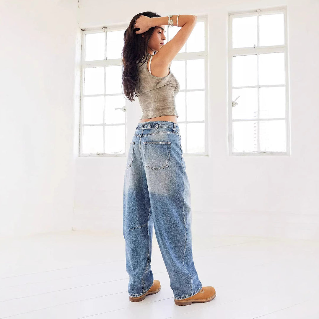 Dame løst skåret jeans i en afslappet stil med fashionable detaljer Skovae