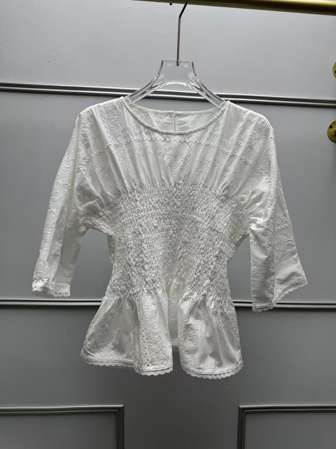 Damebluse med flæsedetailer og elastisk smockdesign Stilla
