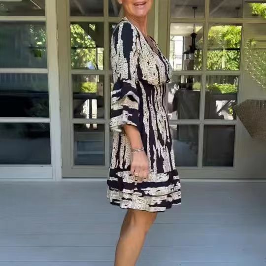 Dame fritidskjole med elegante flæseærmer og charmerende V-udskæring Stilla