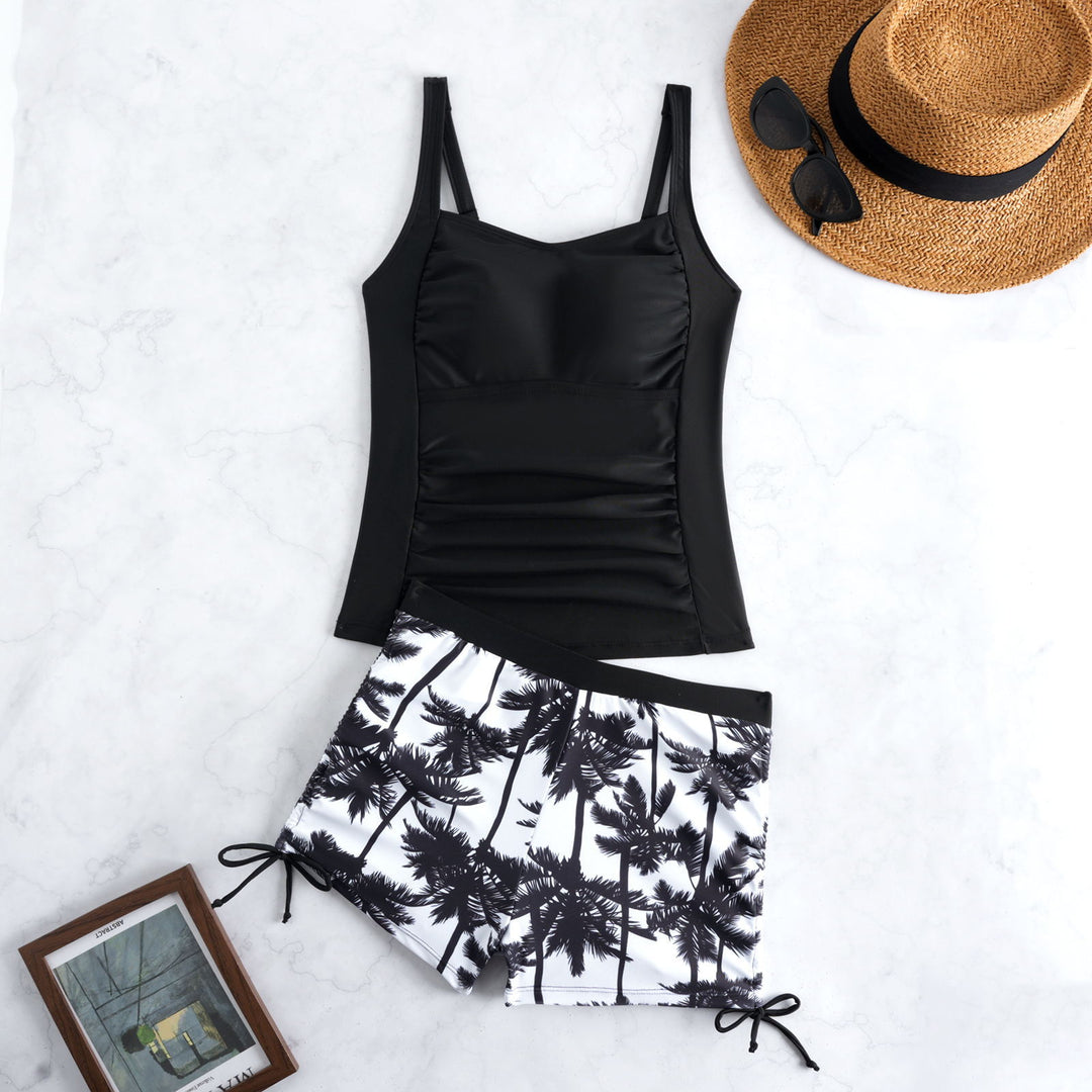 Dame badedragt med trendy rynkning og moderigtige shorts Skovae