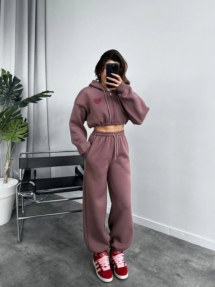 Kvinders sporty crop hoodie med løs pasform og komfortable joggers Skovae