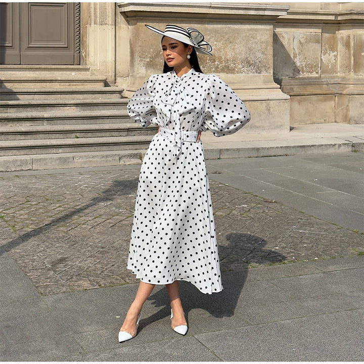 Dame Midi-kjole med elegante puffærmer og kontrastierende prikkedesign Stilla