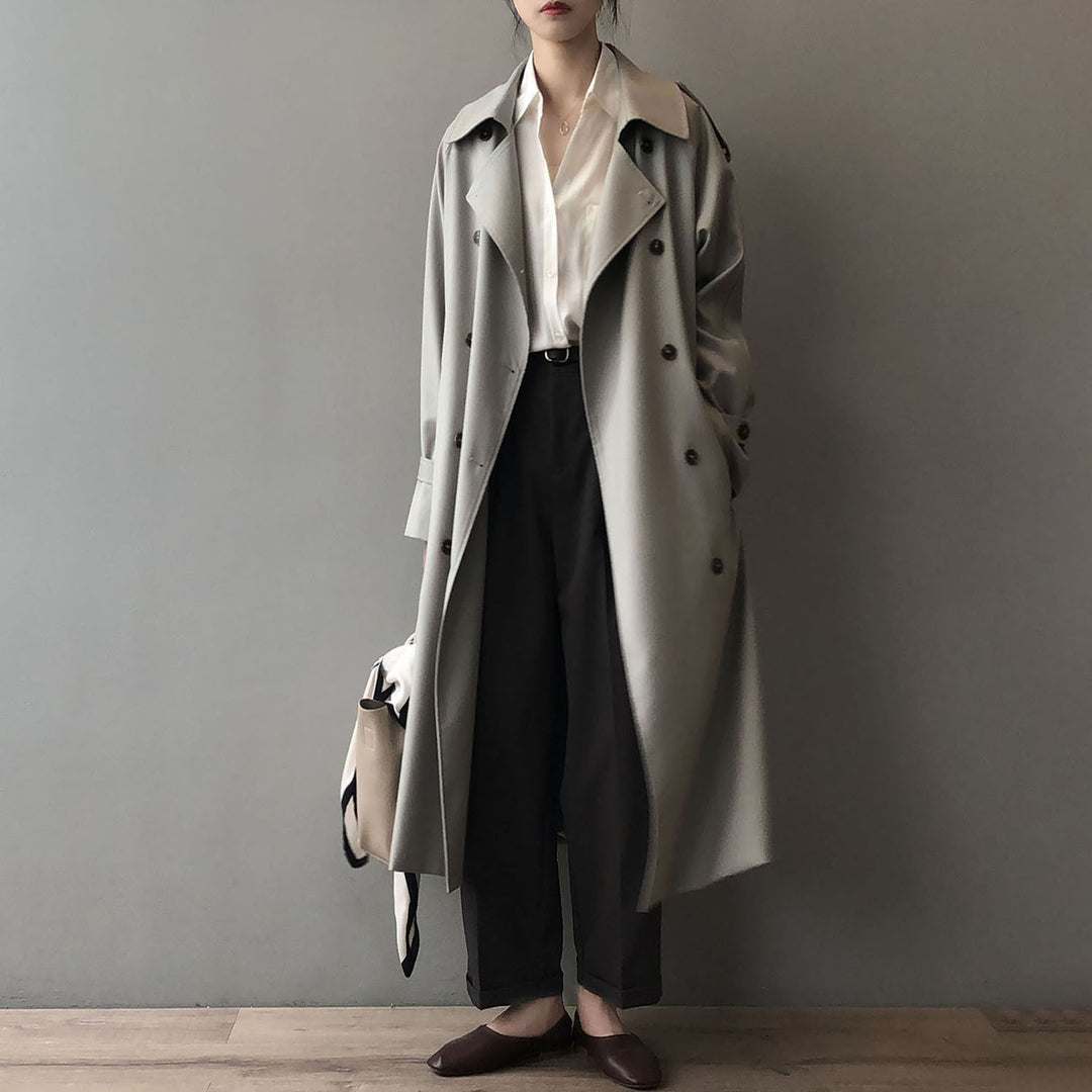 Dame trenchcoat med dobbelt knapliste og elegante detaljer Stilla