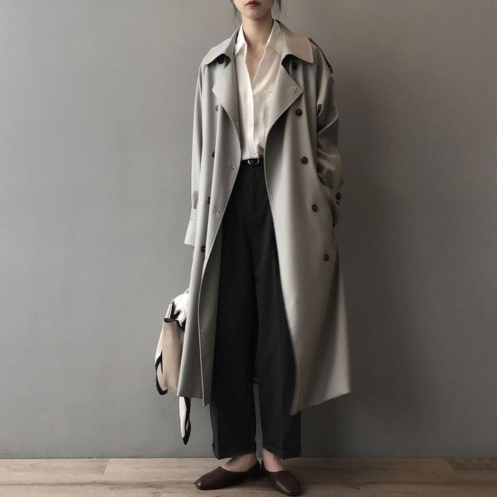 Dame trenchcoat med dobbelt knapliste og elegante detaljer Stilla