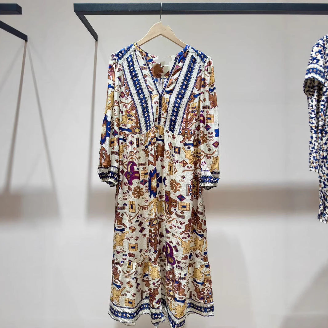 Dame maxikjole med farverigt etno-mønster og elegante broderidetaljer Stilla