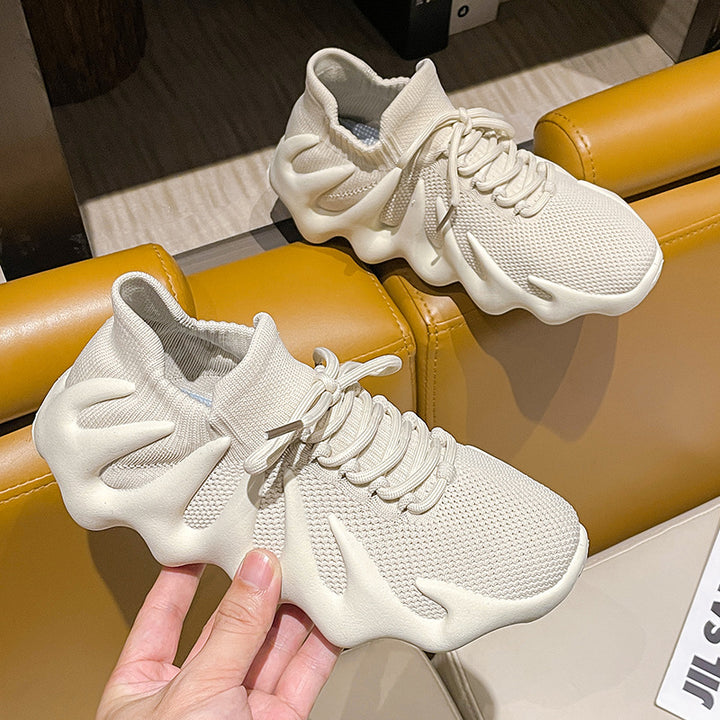Dame Sneakers i futuristisk design med fleksibelt strik-overmateriale og innovative dæmpningsegenskaber Stilla