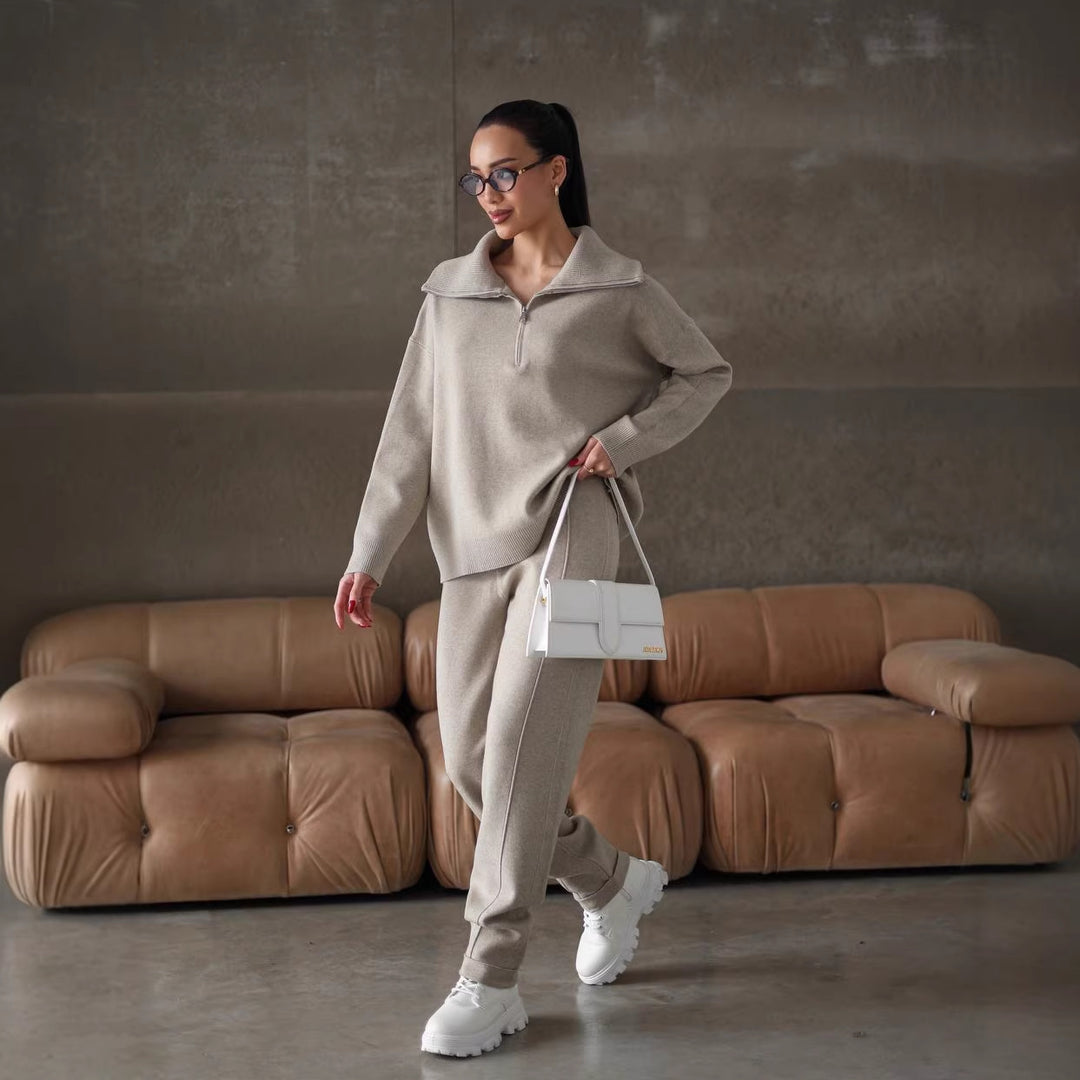 Women's elegant sweatshirt and joggers set with high collar and zipper Skovae