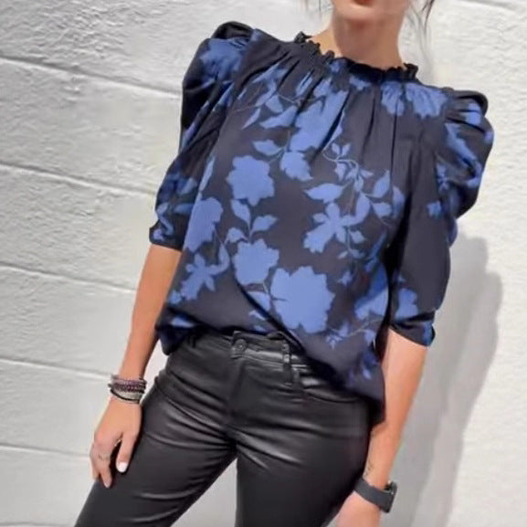 Dame med vidde skudbluse med smockede ruffleskrave og ellebåndlange puffærmer Skovae