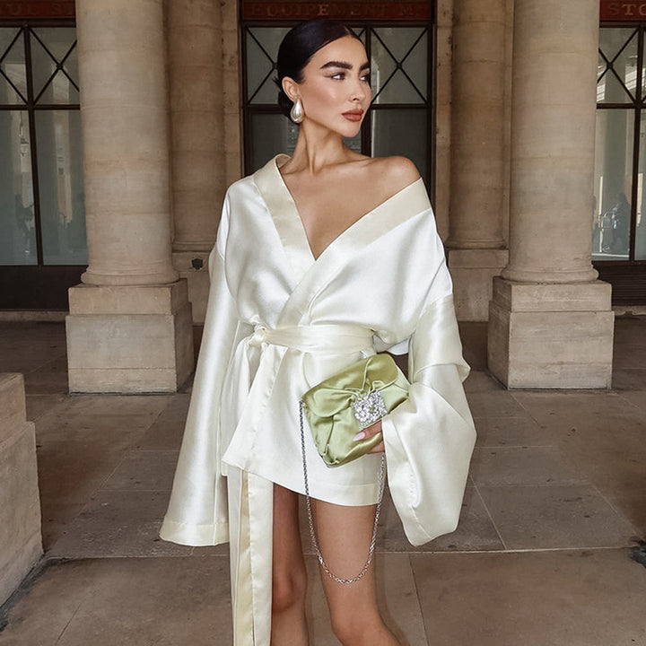 Dame Satin Blazer- og Shorts-Sæt med elegant Varedesign Stilla