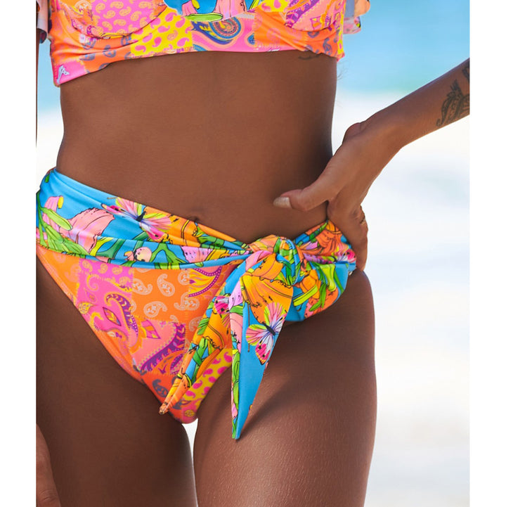 Dame bikini-sæt med livligt flæse-design og elegant knude Stilla