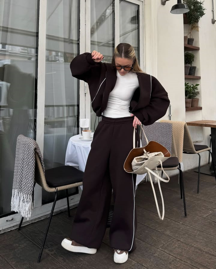 Kvinders sporty fritidsoutfit med løs pasform og kontrastdetaljer Skovae