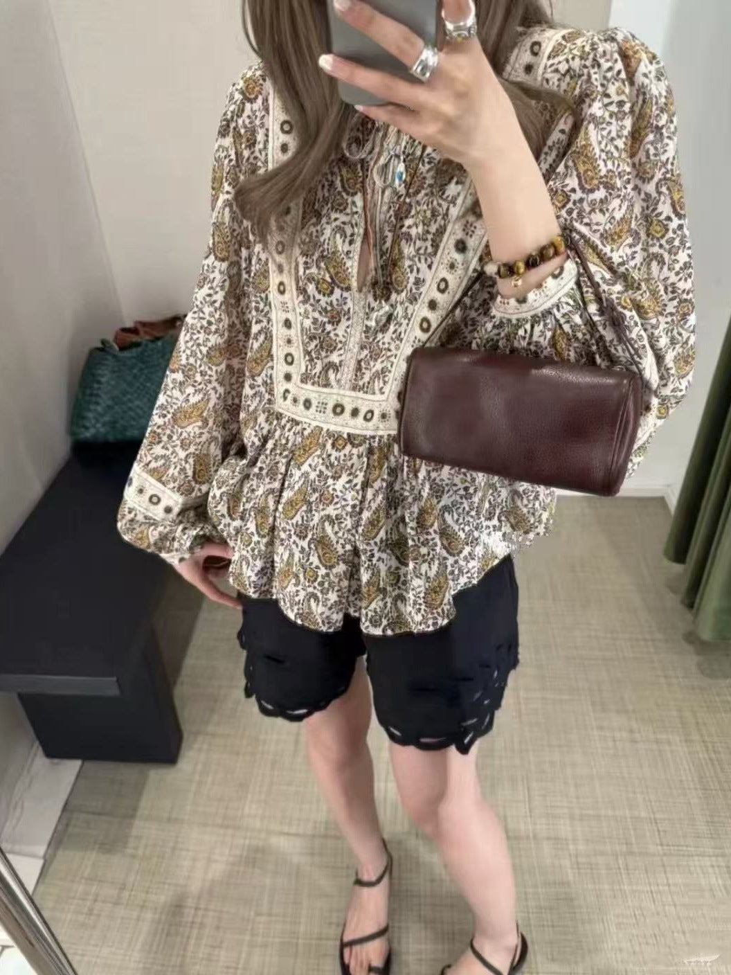 Damebluse med elegant blomstret mønster og rynker Stilla