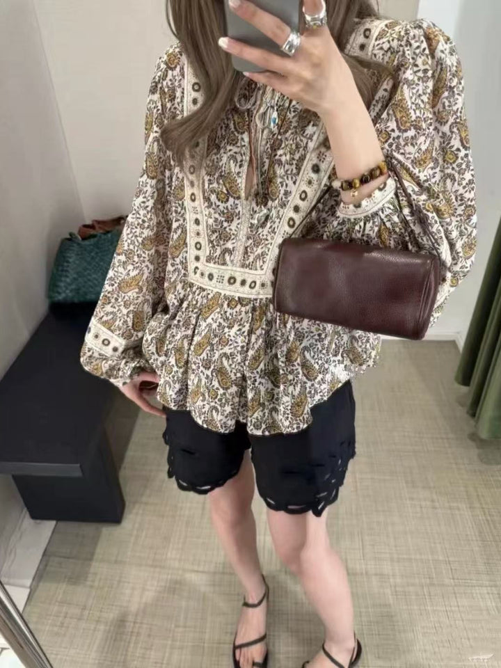 Damebluse med elegant blomstret mønster og rynker Stilla