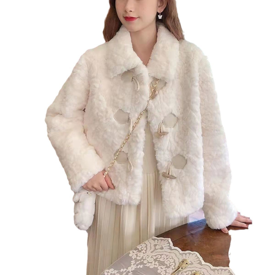 Dames elegant faux fur jakke med stilfuld krave og dekorative knapdetaljer Stilla