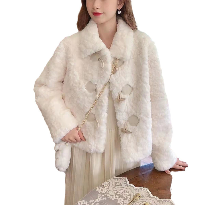 Dames elegant faux fur jakke med stilfuld krave og dekorative knapdetaljer Stilla