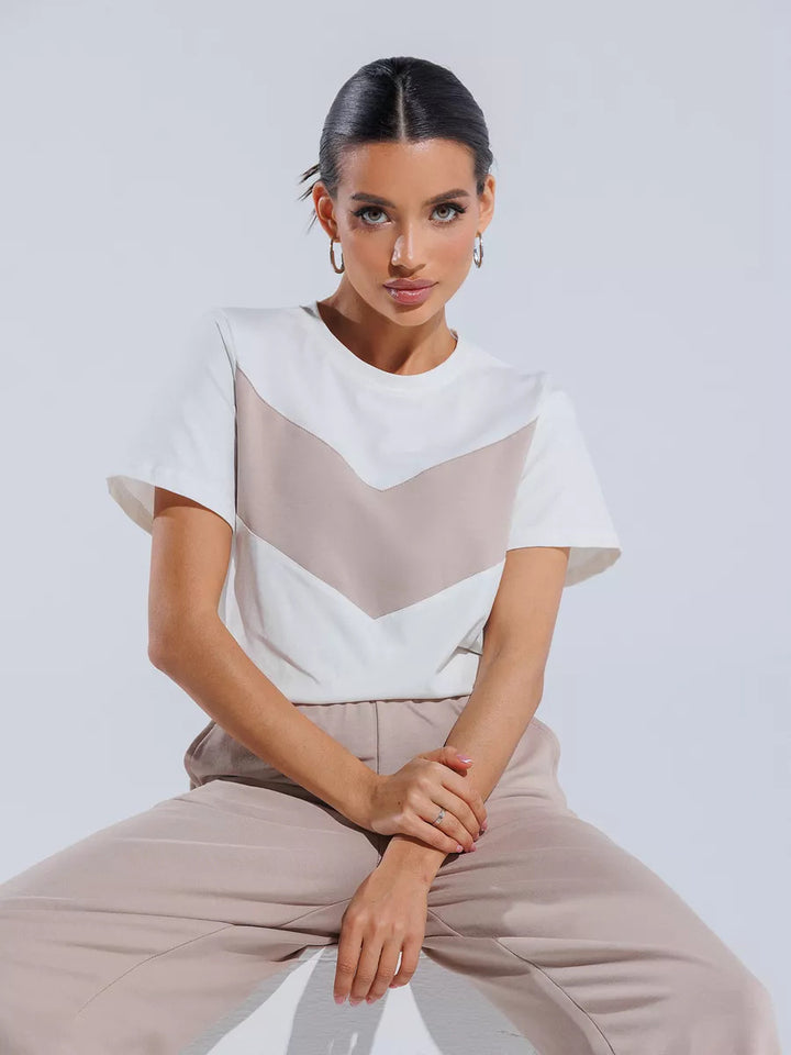 Dame casual T-shirt med moderne farveblok design og let oversized snit