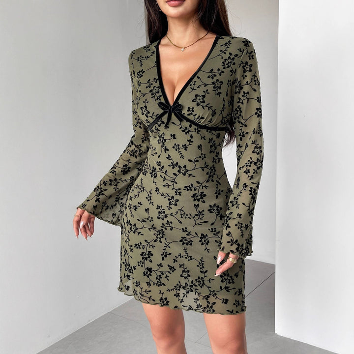 Dame nan skræddersyet netstof-minikjole med fløjlsklushmønster, dyb V-udskæring og sløjfeapplikation Skovae
