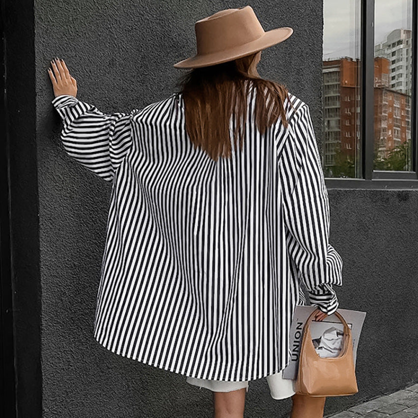 Dame Oversize Stribet Bluse i moderne stil med afrundet kant Stilla