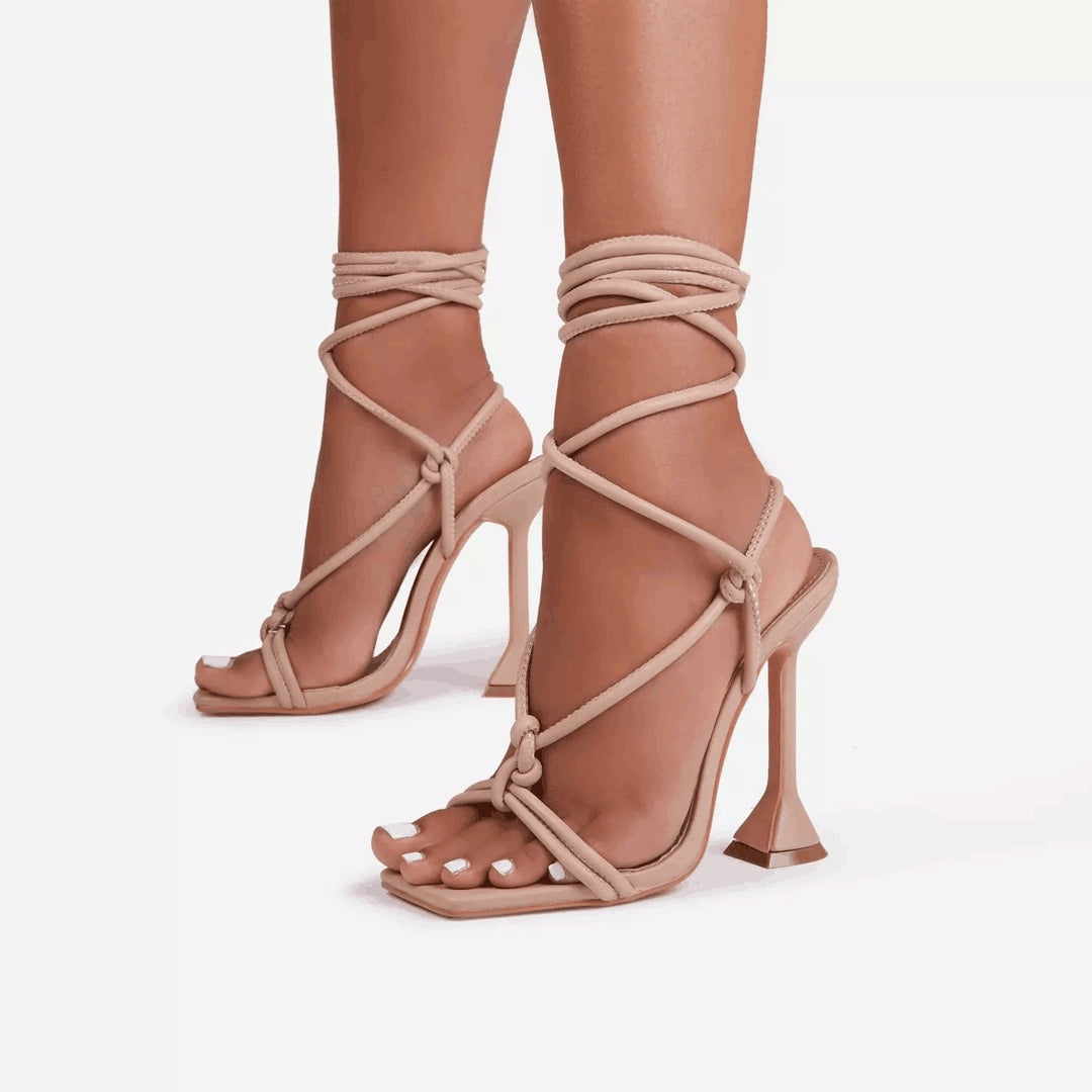 Dame High Heel Sandaler med kunstnerisk rem-design og trendy blokhæl Stilla