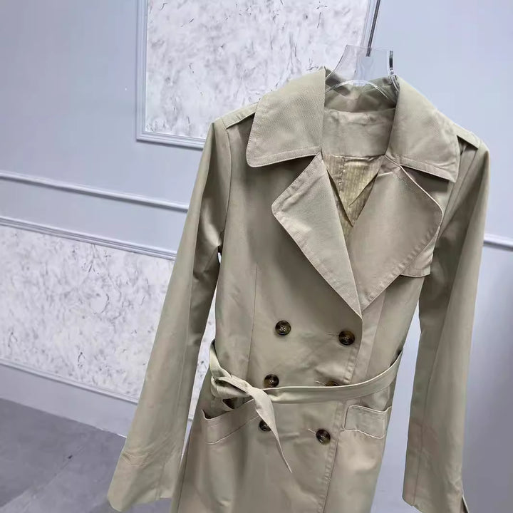Dame trenchcoat med klassisk snit og elegante detaljer Stilla