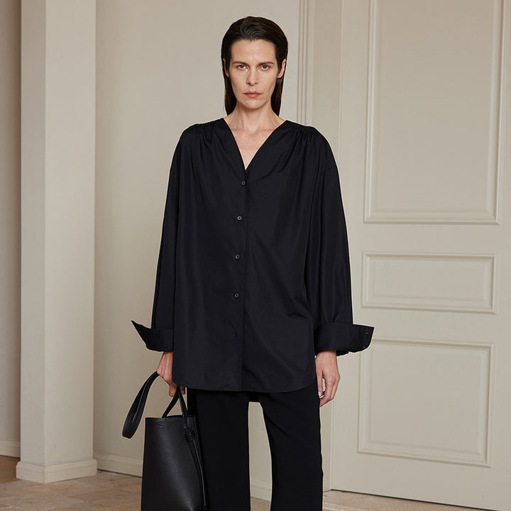 Damer trendy oversized skjorte med raffineret V-hals Stilla