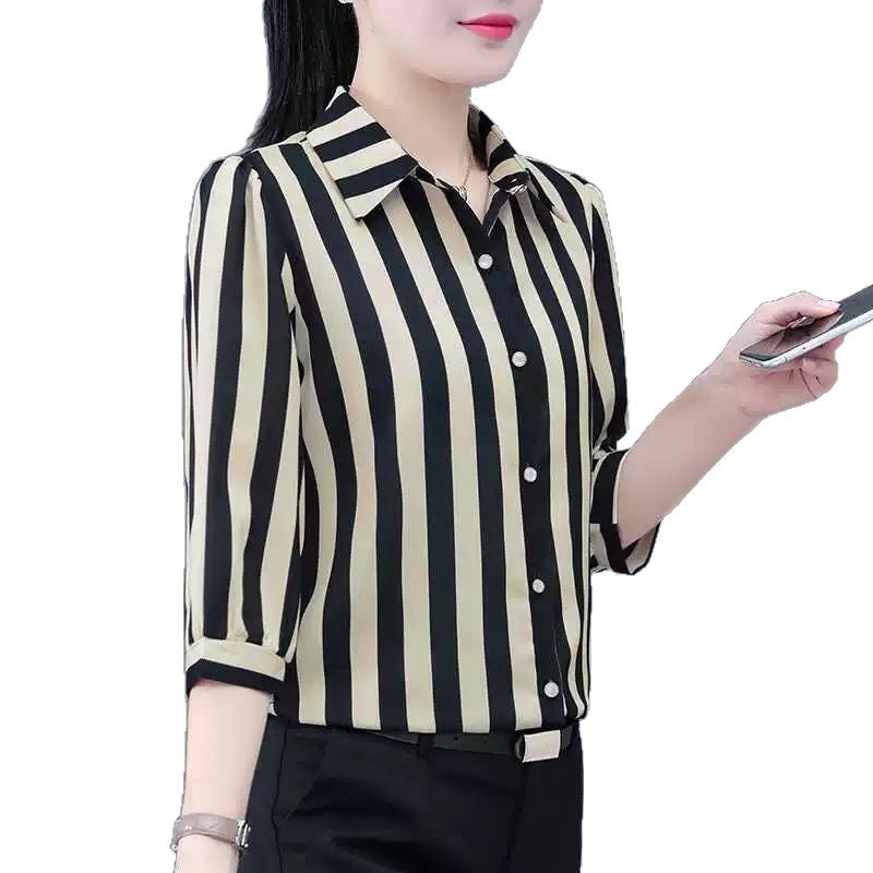 Dame stribet bluse med fashionable snit Stilla