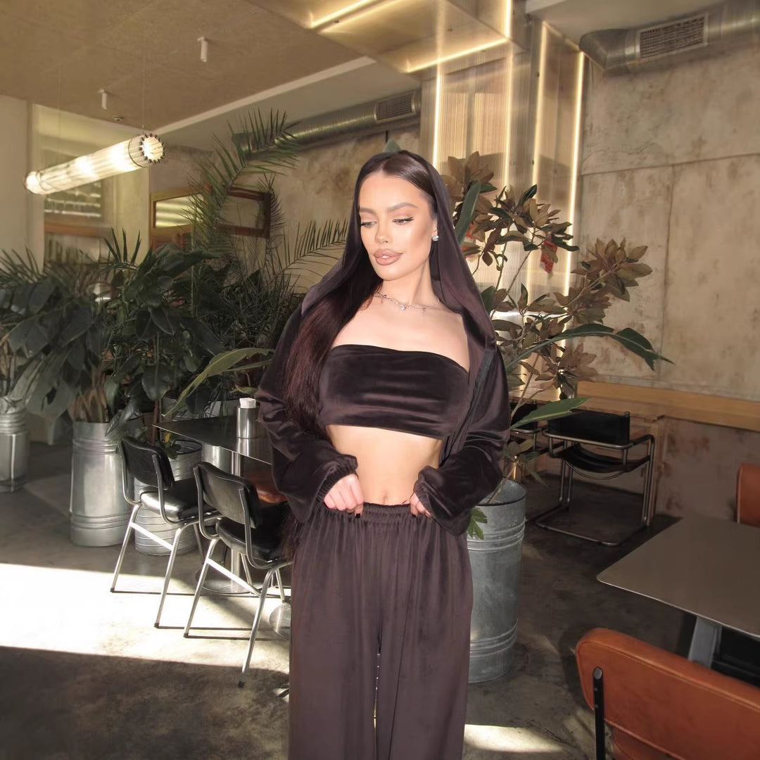 Kvindernes sporty loungewear sæt med cropped hoodie og brede bukser