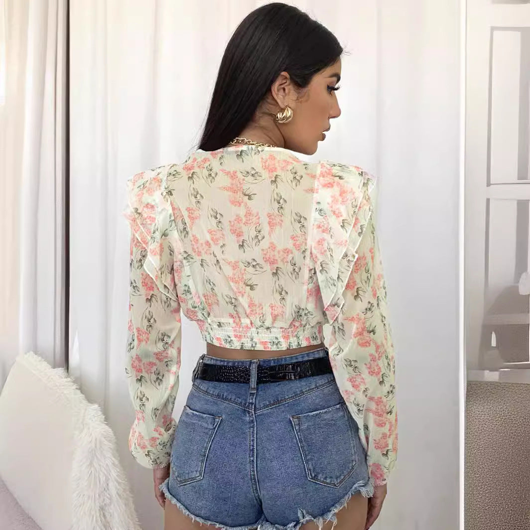 Kvindebluse med flæser og blomstermotiv Stilla